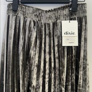 Dixie New With Tags Velvet pleated skirt small